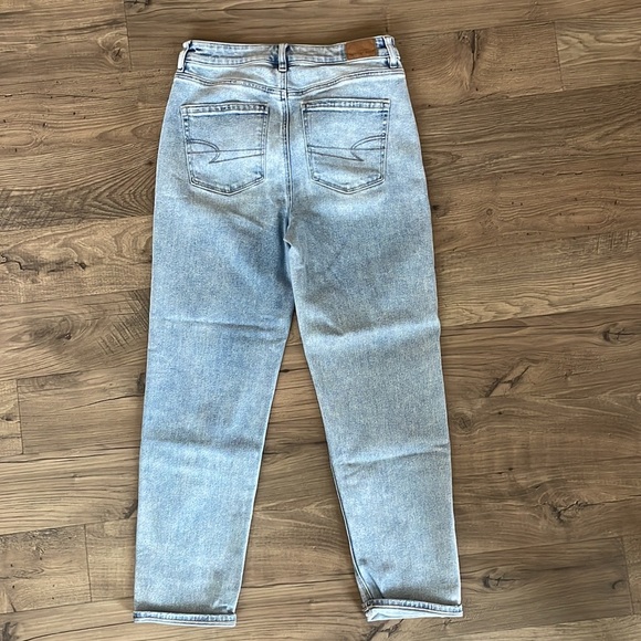 LIKE NEW American Eagle Mom Jeans Size 4 - Picture 10 of 11